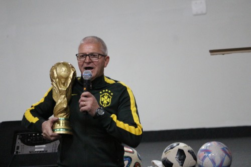 Escola Básica Ideau Santa Clara entra no clima do Mundial em palestra interativa com o professor Plínio Triques