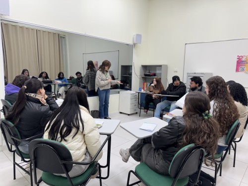 Acadêmicos de Psicologia desenvolvem habilidades em aula prática na Sala de Gesell