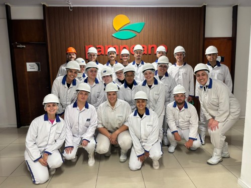 Acadêmicos de Medicina Veterinária realizam visita técnica ao Frigorífico Pampeano